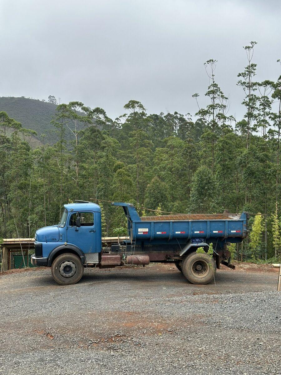 Caminhão vermelho basculante do Depósito Buquira na serra